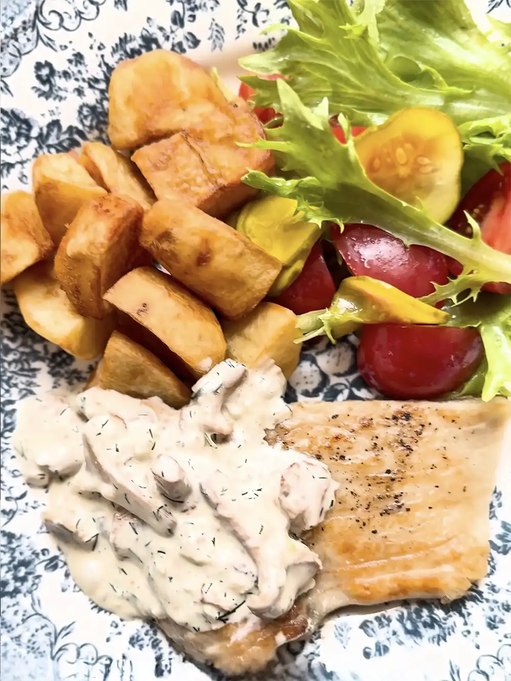 Filet z karpia w sosie kurkowym z ziemniakami i sałatk